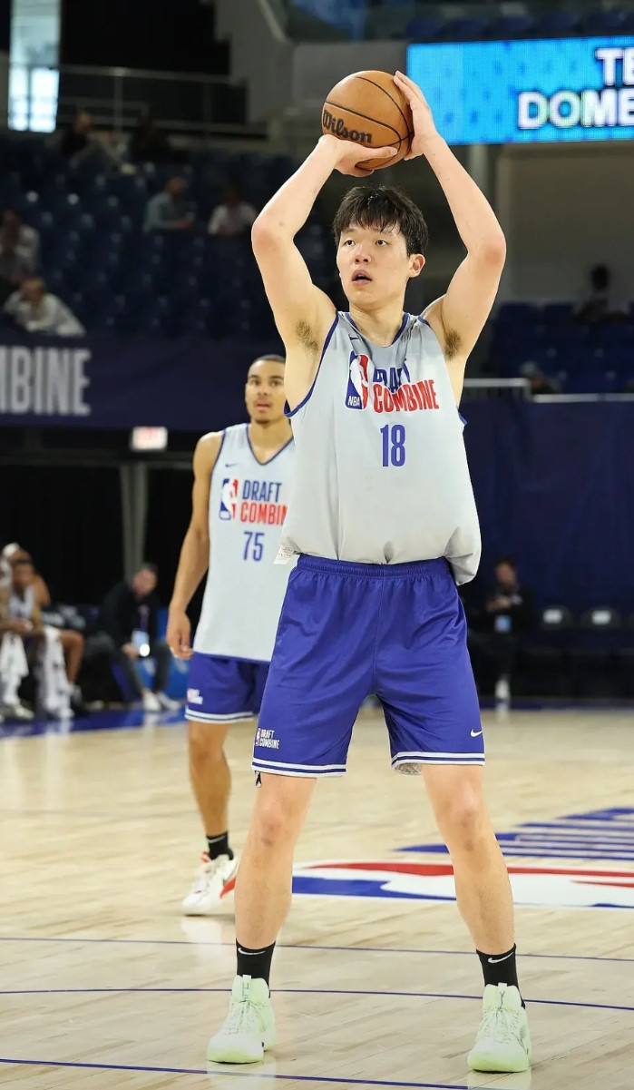 杨瀚森的NBA选秀顺位真的是充满变数啊，本来美国媒体预测他将会在首轮末次轮初选中