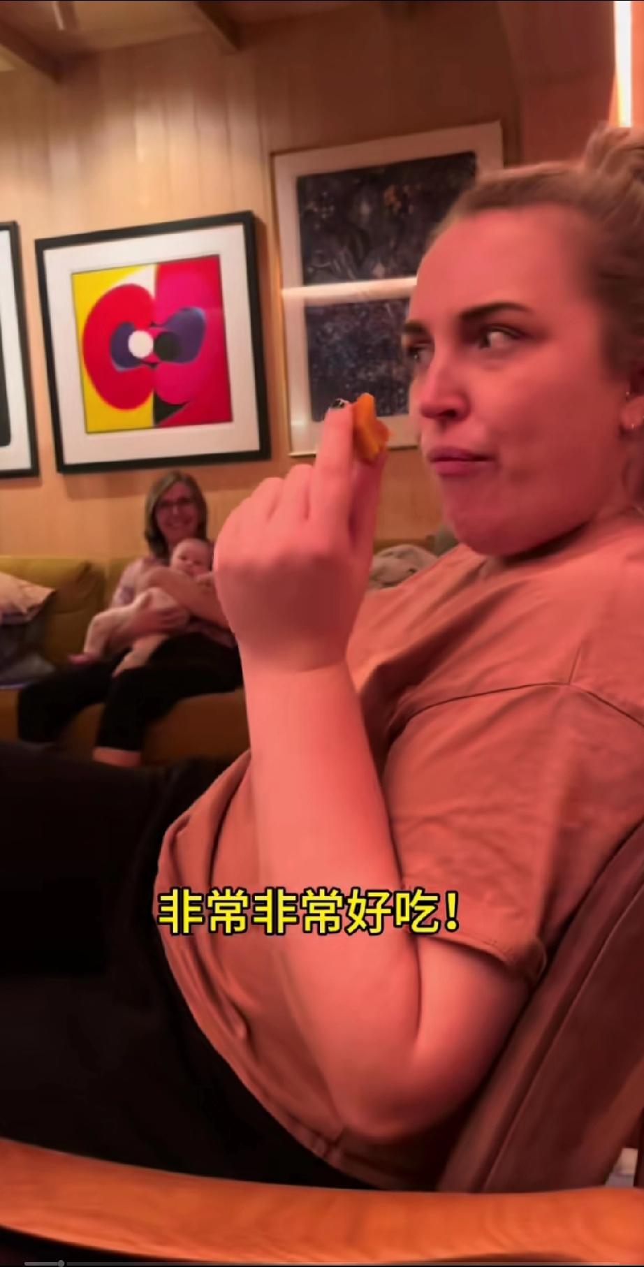 一位中国小伙娶了位挪威媳妇。小伙去挪威的时候恰逢中秋节，于是就带了几盒中国特