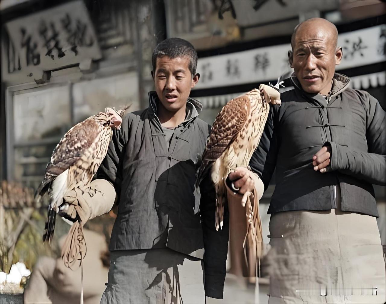 在泛黄的老照片里，民国时期的北京前门大街热闹非凡，人来人往。镜头聚焦在两个卖鹰隼