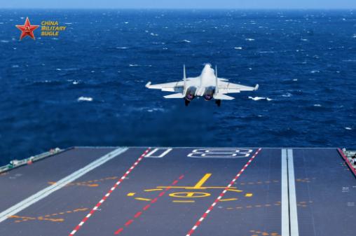 福建舰首次实兵演训，歼15DT官宣弹射，凑齐舰载机四剑客。近日，福建舰在南海