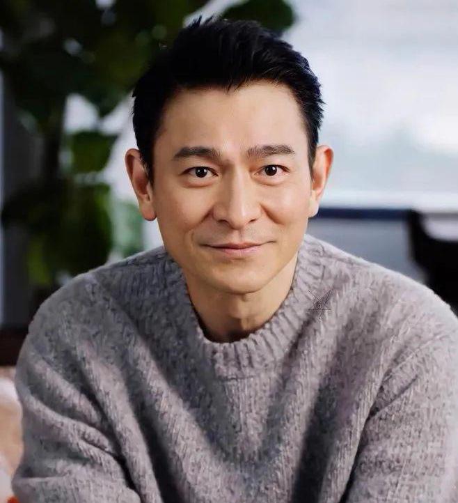 这天，刘德华在深圳举办演唱会，有记者采访刘德华：“有网友说你的门票卖的很贵，1张