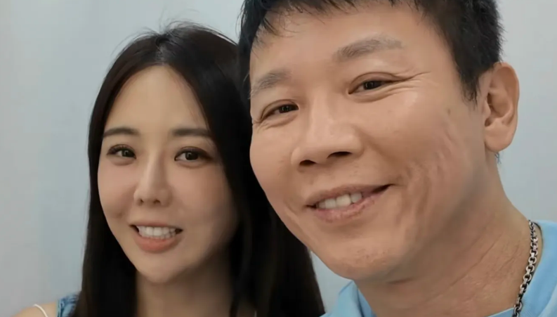 56岁陶喆和娇妻同框秀恩爱，老夫少妻彰显真爱啊