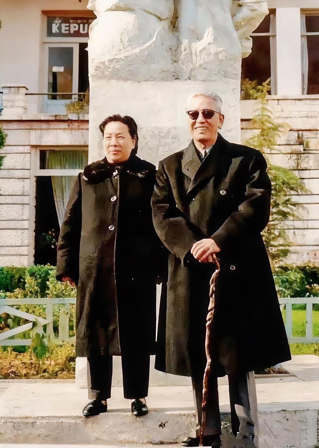 1991年，已经离休的原国防部长耿飚，携夫人赵兰香回到甘肃庆阳。这一年恰逢二人结