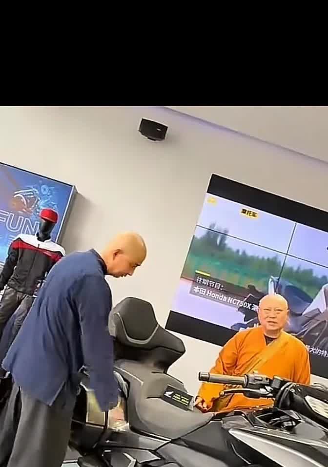 两个和尚跑到京城的本田摩托店里，啥也没说就开始办手续，最后提走了一辆金翼1800