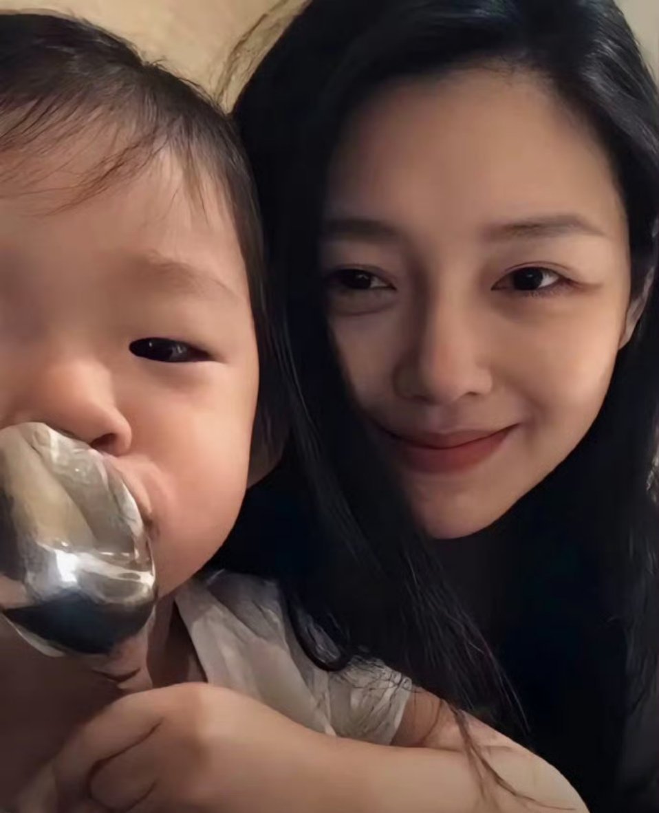 曝大S要把珠宝与名牌包留给女儿台媒最新曝光的消息又一次把大S遗产相关话题推上热搜