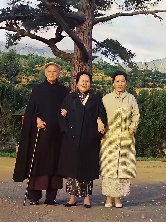 退到台湾的蒋介石依然没有忘记大陆故乡，八十多岁蒋介石夫妇和大姐宋霭龄一起合影，面