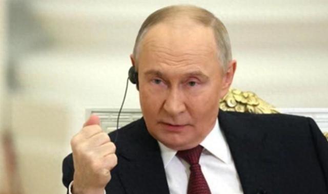 普京这回是真的遇到了大麻烦，俄罗斯的钱袋子正在疯狂缩水。就在这个节骨眼上，那个一