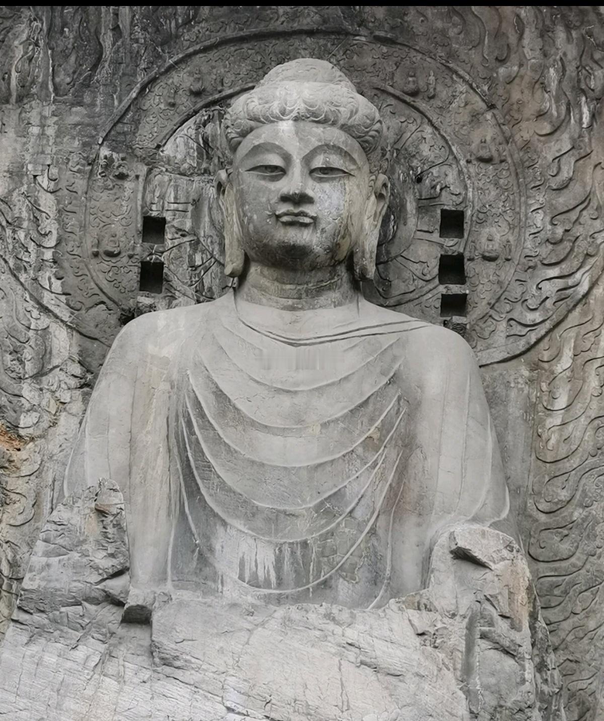 武则天的墓还没被发掘，但要知道武则天大致长的啥模样？你只要去龙门石窟，看看那尊最