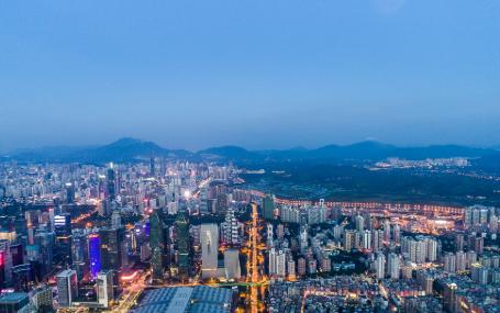 今天咱们聊一所最近在广东高考圈炸了锅的学校——东莞理工学院。为什么说炸了锅？2