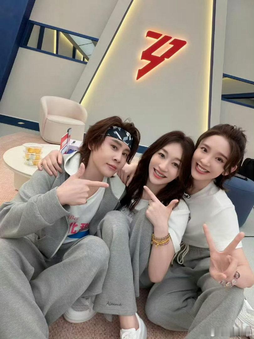 浪姐有属于自己的SHE哈哈哈哈浪姐有属于自己的SHE：sorry、hello、e