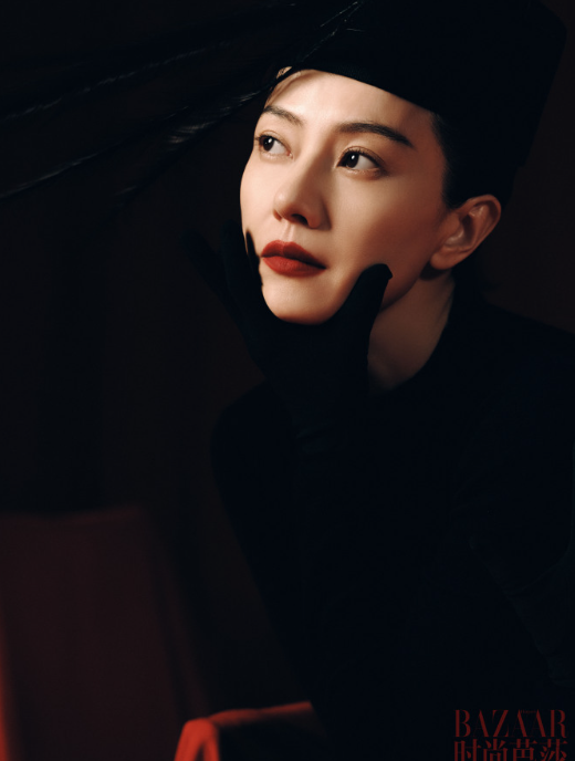 火光映照下的高圆圆，美得极具张力！优雅身姿搭配深邃眼神，故事感拉满，既诠释了女性