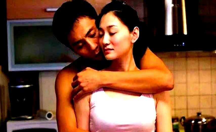 有一场戏，李小冉在厨房干活，刘烨从背后环住她，双手在女方身上抚摸游走，毫不避讳一