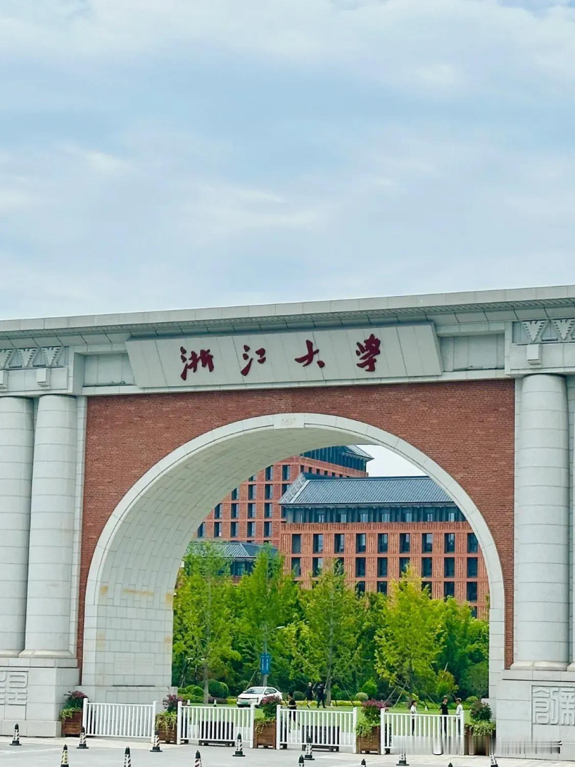 远房亲戚家的女儿，是堂堂浙大硕士。毕业那年，所有人都默认她会选一份安稳工作，她却