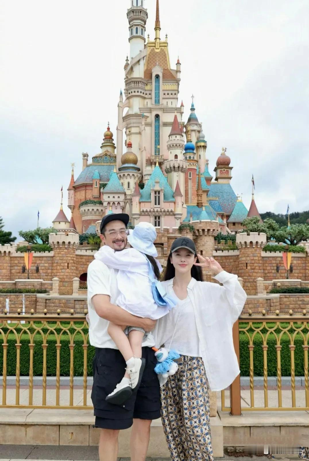 杨子珊和老公吴中天带着孩子去迪士尼游玩，原来她的女儿都这么大了。只记得她官宣结