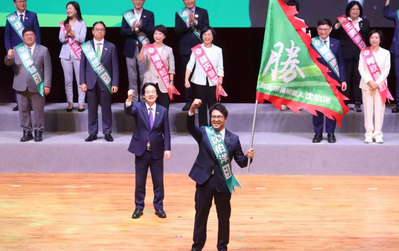 7月19日，台湾地区负责人赖清德为沈伯洋授旗，并呼喊“冻蒜”口号。