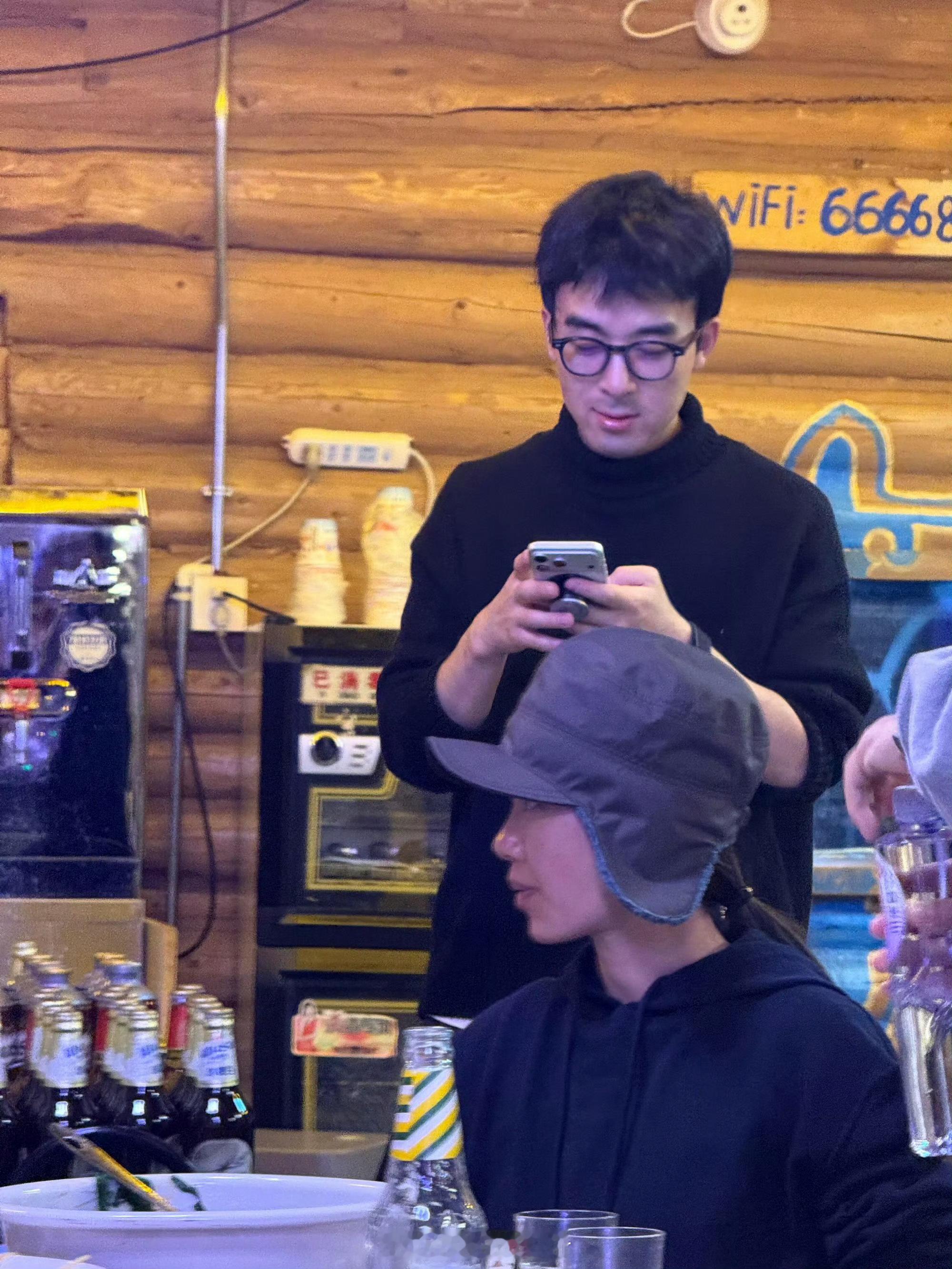 吃火锅偶遇贾玲张小斐张小斐认出来了，贾玲没看出来