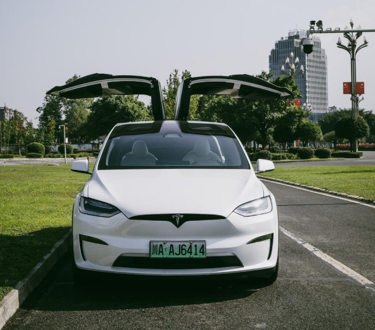 特斯拉ModelX的科技感才是遥遥领先可以永远相信埃隆马斯克的眼光!就拿这台特