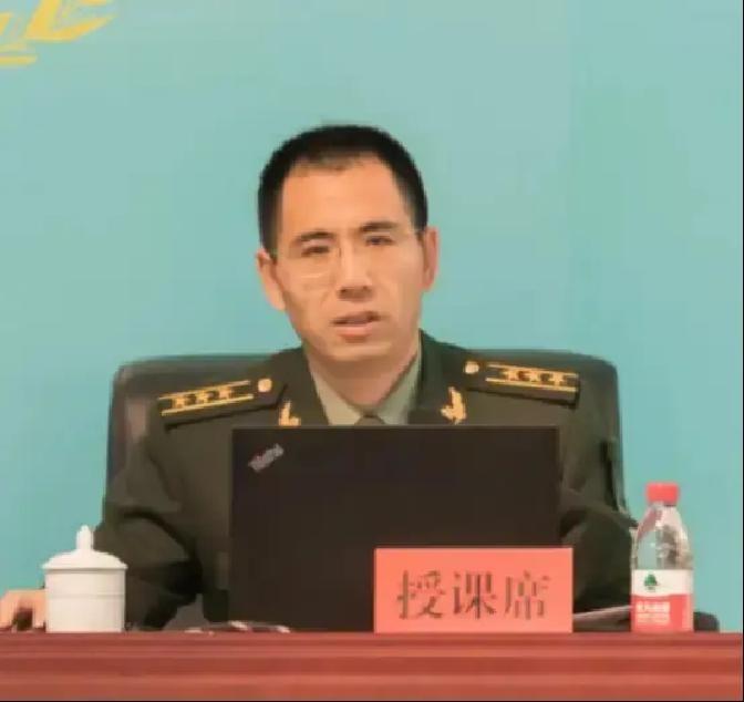 在北京军事科学院，人们常能看到一位上校军官的身边，总跟着一位背微驼、话不多的老人