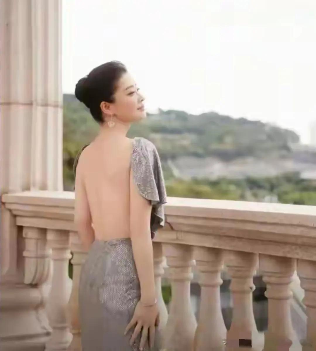梅婷真漂亮，但她也真敢穿呢