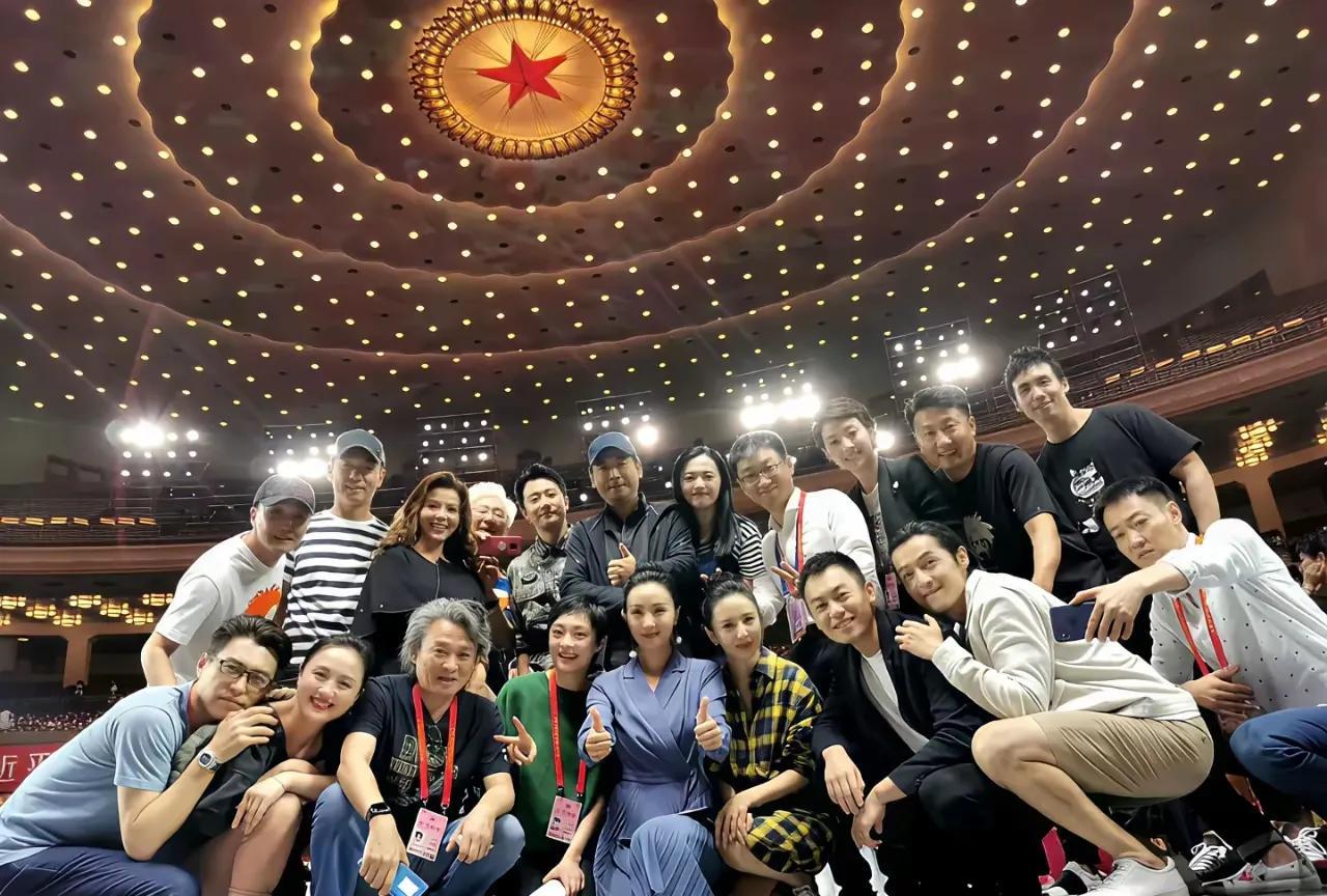 一群演员，最显眼的就是朱媛媛，勒东靠在她的肩上，朱媛媛的笑容甜美，气质典雅，落落