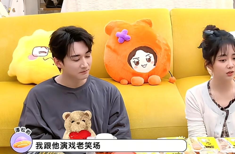 谭松韵说：“我跟他（刘学义）演戏，老是笑场。”李雪琴问：“为啥呢？那亲密戏咋办
