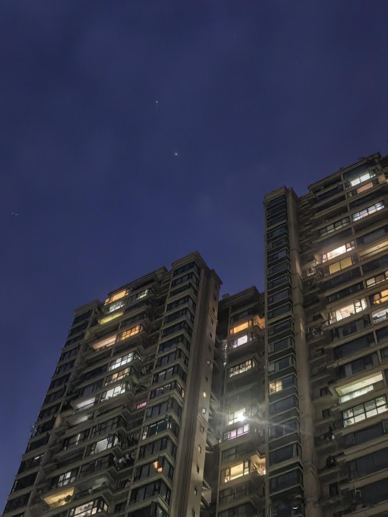 昨晚，小外孙女一句话让我红了眼眶。昨天晚上在小区公园陪小外孙玩耍的时候，旁边