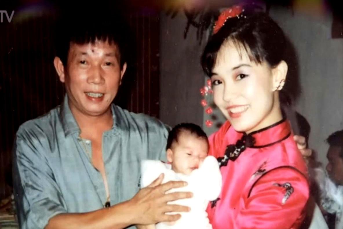 67岁的功夫名导刘家良提前赶回家中，推门发现卧室门被反锁，妻子在屋里耽搁许久才把