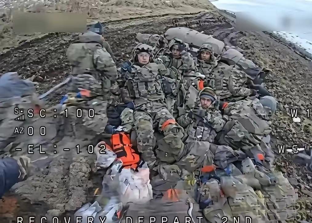 ​乌军的无人机屡屡得手，让俄军损失非常地惨重。在一台运输卡车上装满了好几名俄士兵