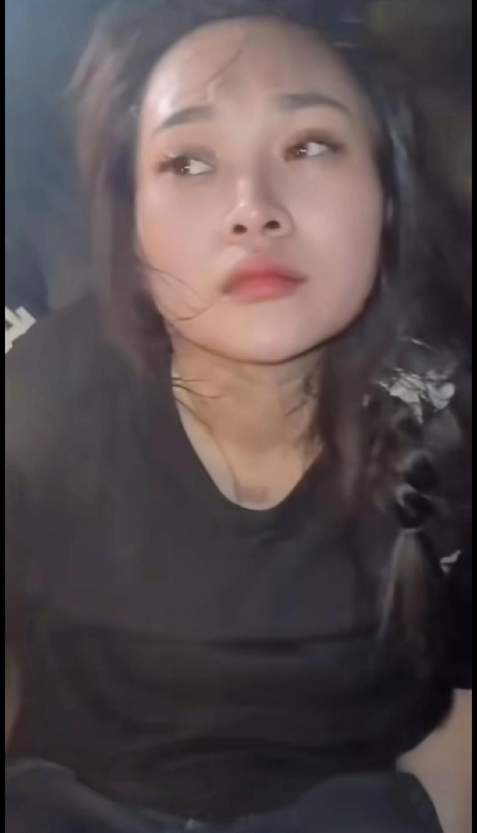 一个人持枪劫六名囚犯，！还竖大拇指，当对方拿枪的时候别跑那么快大嫂此时此刻落魄