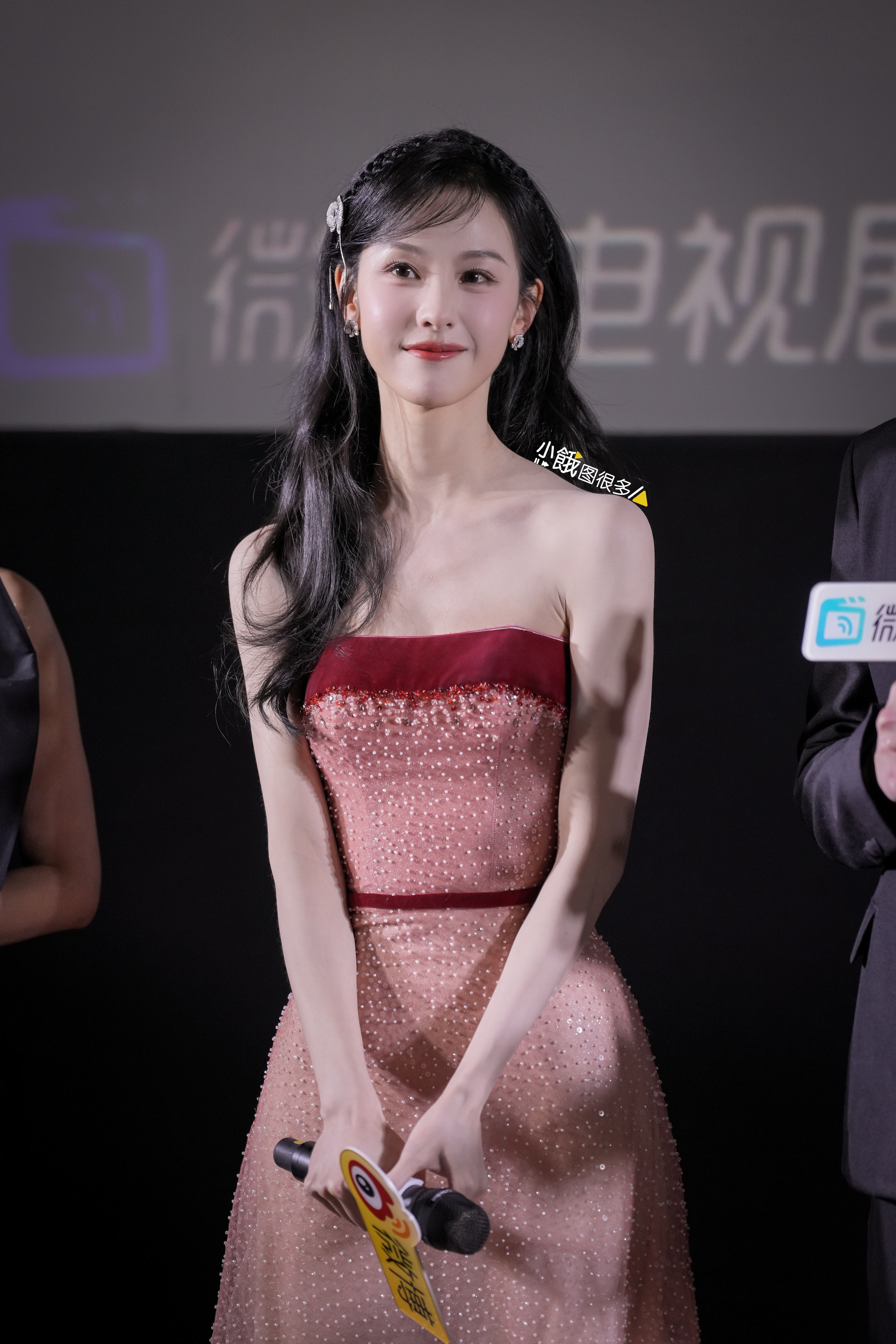 陈都灵肘击宋祖儿拳击啊哈哈哈哈，而且陈都灵和宋祖儿俩美女都是兔塑，兔兔会跳但不