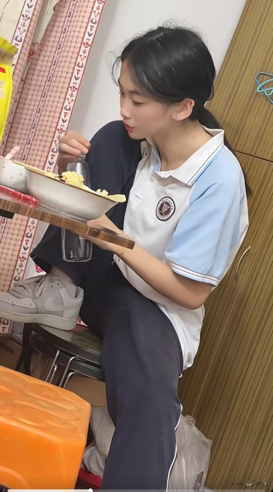 气血不足，一只脚得踩在凳子上