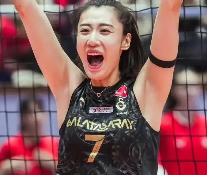 她防住了埃格努的重扣。不是一次，是整场。土超拦网榜第一，不是土耳其猛女，是