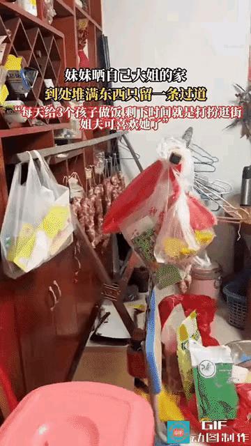 姐姐打开门，妆容精致，笑容热情。她身后是黑黢黢的客厅，地面堆满包装盒和旧衣物，只