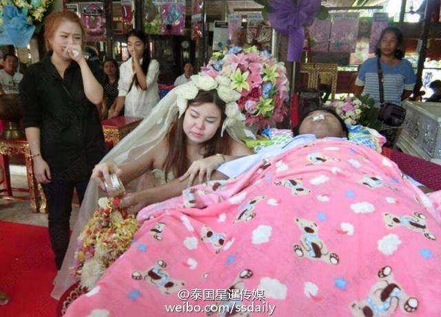 女子穿婚纱与突发心脏病身亡男友举行婚礼