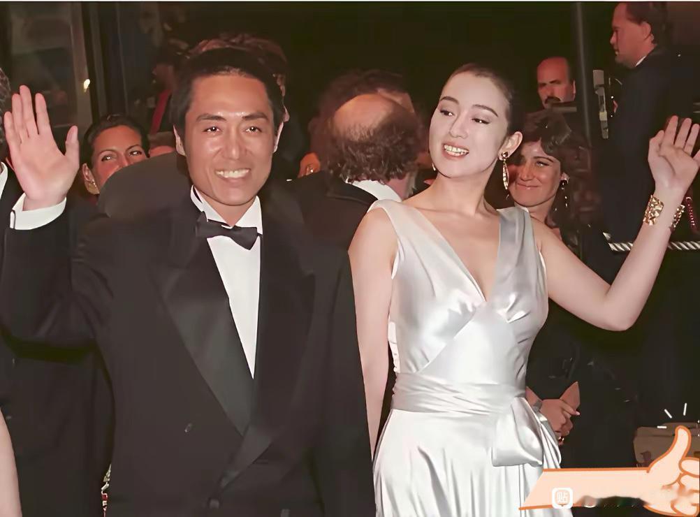 这是巩俐当年与张艺谋热恋时的照片，如今看来满是惋惜。他们曾同居八年之久，可以说巩