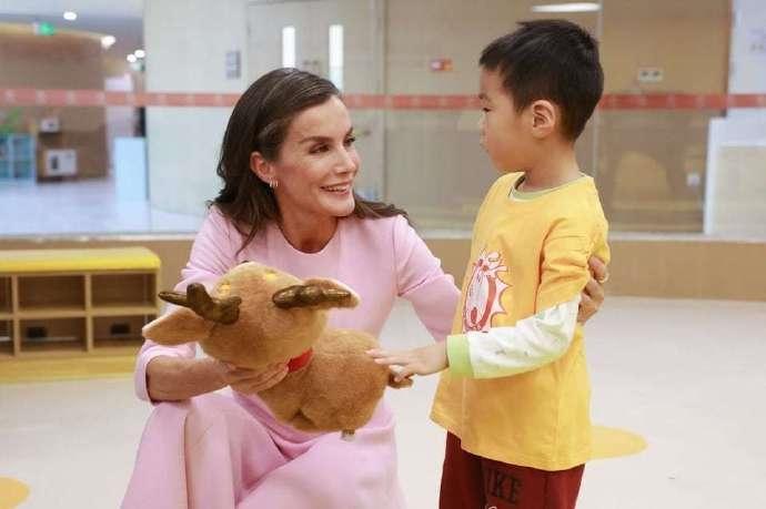 11月12日，西班牙王后美到北京！今天下午，西班牙王后访问了北京残疾人服务示范