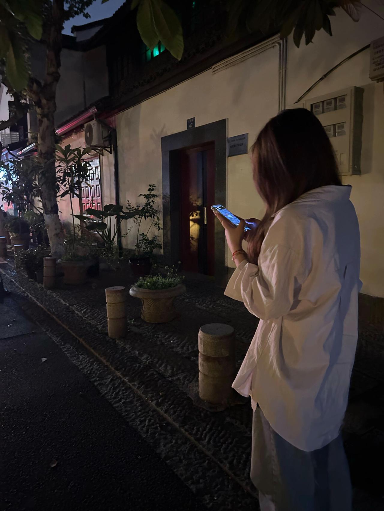 凡事靠自己的时候，你就会知道，身边有谁，没谁，其实都不重要了。重要的是，