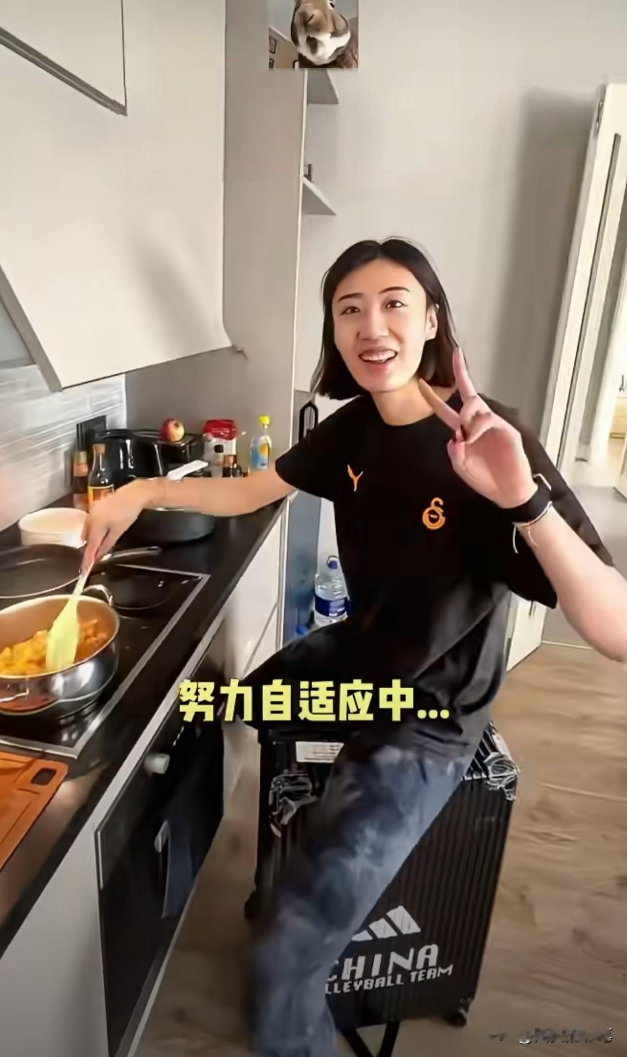 有车有房，王媛媛在土耳其的生活，挺滋润[呲牙笑]下班，王媛媛开上“小白马”回家，