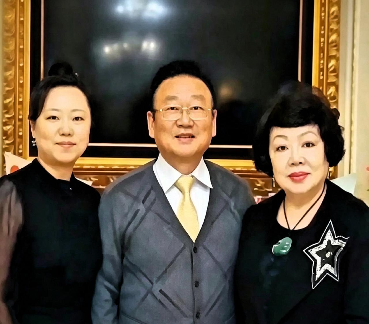 刷到蒋大为一家的合照。老婆张佩君气质挺好，女儿蒋怡也挺文静。老蒋这些年的是是非非