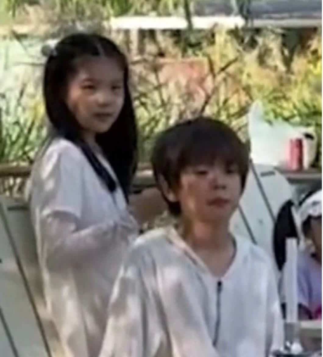 哇塞！嗯哼和妹妹简直是一个模子刻出来的！你们说他俩更像爸爸还是更像妈呀？感觉杜江