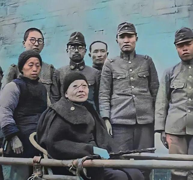 这位端坐中央的老妇人究竟是谁？能让日本军官如此恭敬地站在身后这位端坐中央的老妇人