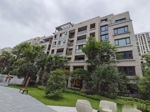 我是2020年在重庆渝北鲁能泰山买的房，当时总价300万，首付120万，装修花了