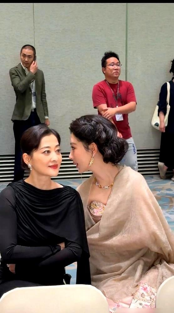 白玉兰晚宴合影，穿繁琐礼服的杨紫硬生生被挤到边缘，进退两难。　　一只手猛地伸过