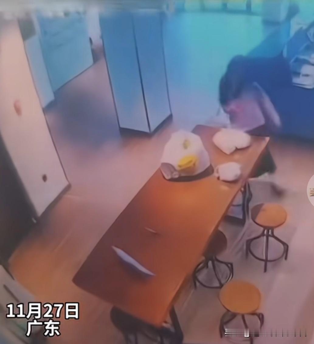 自己偷自己下的外卖单，然后给平台说外卖没有收到，平台就给她退款，这个款就是需要给