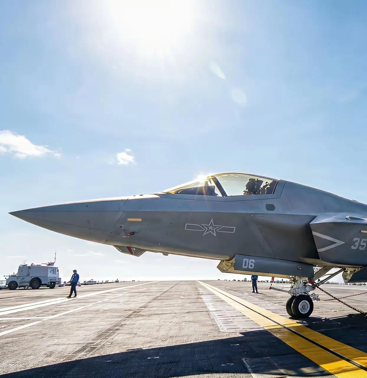 好家伙，图1第一眼还以为是F-35，毕竟宽阔的直通甲板再加隐身舰载机，这不是老美