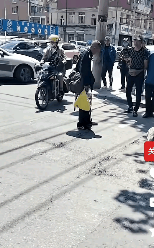 孩子第一次动手打长辈时，就不该惯着，应该痛揍这种逆子，打得他做梦都怕！家长应该意