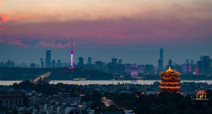 一、分数线：你得考多少分才有戏？先说结论：南昌医学院基本可以看作二本院校，但在