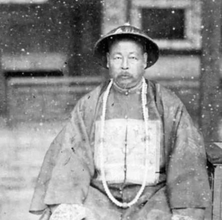 1877年，左宗棠剿灭阿古柏叛军后，抓获了他三个孙子，慈禧太后颁下旨意，三个孩子