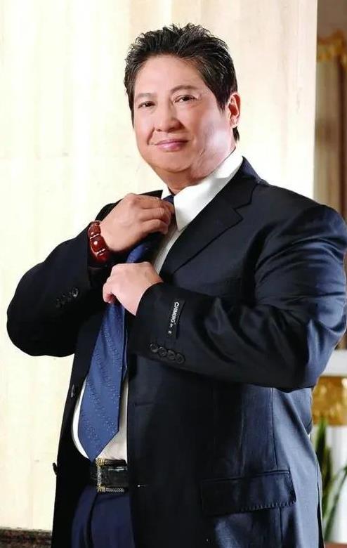 主持人问洪金宝:“你这么胖，是不是身体代谢的问题？”洪金宝说:“我的胖是吃出来的