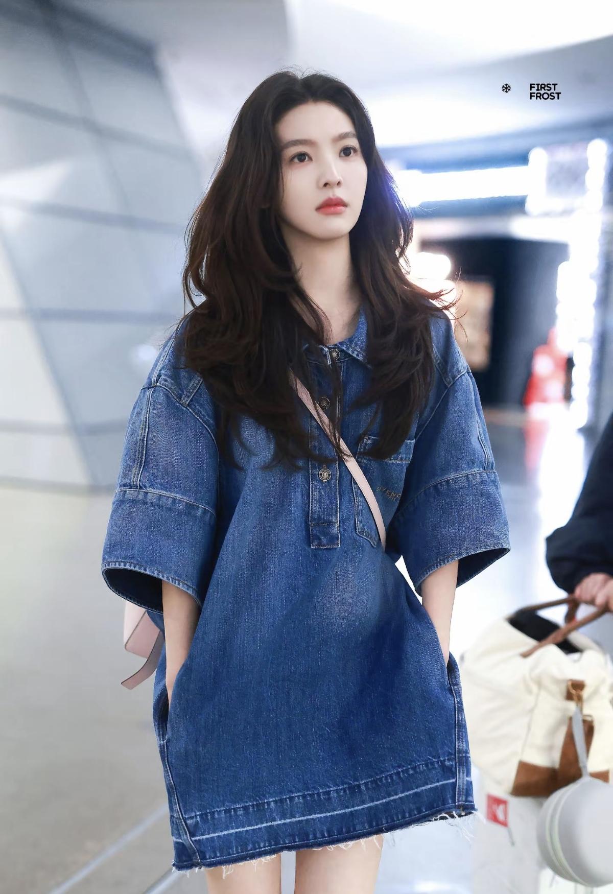 章若楠的牛仔裙穿搭，藏着最舒服的生活感，简单却足够动人[比心]娱